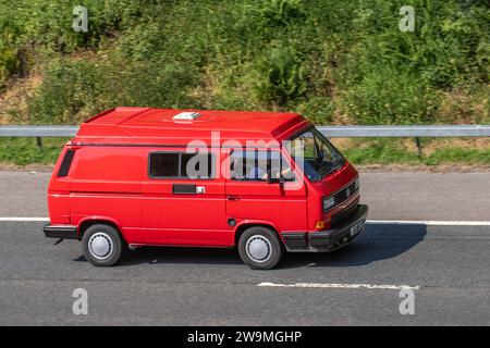 1990 90er Jahre Roter VW Volkswagen Auto großer MPV Benzin 1915 ccm Wohnmobil; Transporter, Wohnmobil, Kombi, Kombi, Kombi, Wohnmobil, Wohnmobil-Umbau, Vee Dub, Umbauten, Mikrobus, Bus, Wohnmobile, VW-Transporter, Volkswagen Wohnmobile, die auf der M6 in Manchester fahren Stockfoto