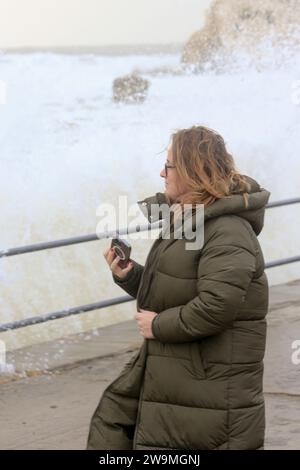 Freshwater Bay, Totland. Dezember 2023. Sturmtruppenwinde von Storm Gerrit haben gestern und über Nacht die Isle of Wight getroffen. Große Wellen, hohe Windböen und Seeschäume waren einige der Gefahren, die sich heute am Strand fortsetzten. Quelle: james jagger/Alamy Live News Stockfoto