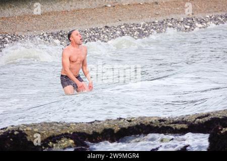 Freshwater Bay, Totland. Dezember 2023. Sturmtruppenwinde von Storm Gerrit haben gestern und über Nacht die Isle of Wight getroffen. Große Wellen, hohe Windböen und Seeschäume waren einige der Gefahren, die sich heute am Strand fortsetzten. Quelle: james jagger/Alamy Live News Stockfoto