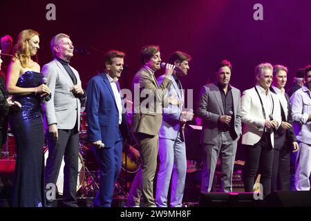 Antwerpen, Belgien. Dezember 2023. Sängerin Natalia, Sänger Paul Michiels, Fernsehmoderator Luc Appermont, Schauspieler und Sänger Niels Destadsbader, Sänger Gunther Neefs, Mamas Jasjes Peter Vanlaet, Sänger Christoff und Sänger Helmut Lotti alias Helmut Lotigiers, die während des Konzerts „will Tura nodigt uit, het ultieme Concert“ zu Ehren des belgischen Musikers will Tura, Donnerstag, 28. Dezember 2023 in Antwerpen. Verschiedene Künstler spielen Lieder des 83-jährigen Arthur Achiel Albert, Ritter Blanckaert, Künstlername will Tura. BELGA FOTO NICOLAS MAETERLINCK Credit: Belga News Agency/Alamy Live News Stockfoto