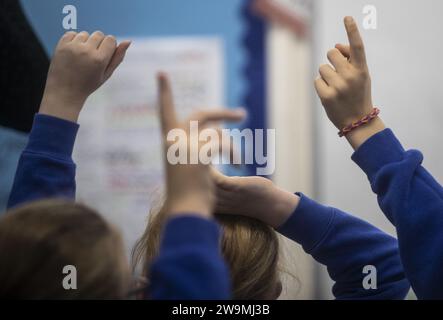 Aktenfoto vom 11/2019 von Schulkindern in einem Klassenzimmer. Scottish Labour hat erklärt, dass sie der Ansicht ist, dass das Erlernen von Fremdsprachen in Schulen "endgültig abnimmt", nachdem die Zahlen einen starken Rückgang der Zahl der Schüler in den letzten vier Jahren gezeigt haben. Statistiken zeigen, dass die Zahl der Schüler, die sich für das Erlernen moderner Sprachen zwischen den nationalen 4 und höheren Niveaus entschieden haben, von 24.510 im Jahr 2019 auf 23.990 im Jahr 2023 zurückgegangen ist. Ausgabedatum: Freitag, 29. Dezember 2023. Stockfoto