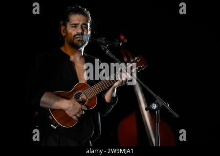 Rom, Italien. Dezember 2023. Alessandro Mannarino tritt während der Corde a Teatro Tour am 28. Dezember 2023 im Auditorium Parco della Musica in Rom auf. (Foto: Domenico Cippitelli/NurPhoto) Credit: NurPhoto SRL/Alamy Live News Stockfoto