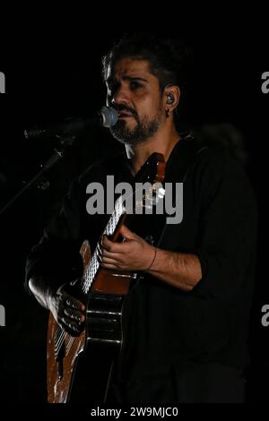 Rom, Italien. Dezember 2023. Alessandro Mannarino tritt während der Corde a Teatro Tour am 28. Dezember 2023 im Auditorium Parco della Musica in Rom auf. (Foto: Domenico Cippitelli/NurPhoto) Credit: NurPhoto SRL/Alamy Live News Stockfoto