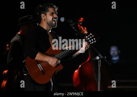 Rom, Italien. Dezember 2023. Alessandro Mannarino tritt während der Corde a Teatro Tour am 28. Dezember 2023 im Auditorium Parco della Musica in Rom auf. (Foto: Domenico Cippitelli/NurPhoto) Credit: NurPhoto SRL/Alamy Live News Stockfoto