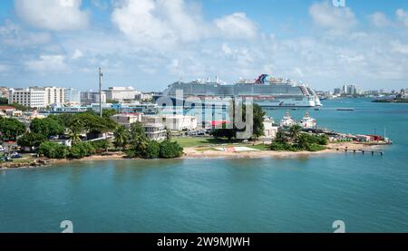 San Juan, Puerto Rico - 22. November 2023: Seitenansicht der Karneval Cruise Line Celebration Schiff im Hafen von San Juan, Puerto Rico. Stockfoto