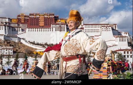 Peking, Chinas autonome Region Xizang. Dezember 2023. Ein Model präsentiert Kreationen während einer Modewoche in Lhasa, der Autonomen Region Xizang im Südwesten Chinas, am 24. Dezember 2023. Quelle: Tenzin Nyida/Xinhua/Alamy Live News Stockfoto