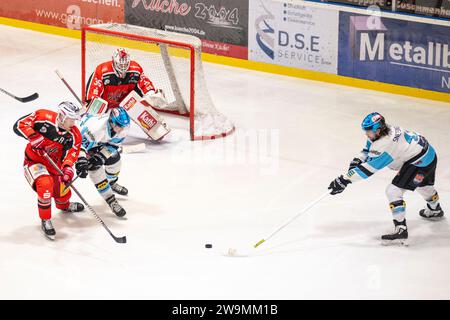 Halle, Deutschland. Dezember 2023. Halle, Deutschland 28. Dezember 2023: Eishockey Oberliga Nord - 2023/2024 - 26. Sp. - MEC Halle-Saale Bulls gegen KSW Icefighters Leipzig Re. Torschütze Bred Snetsinger (Leipzig) macht das Tor zum 1:0 Credit: dpa/Alamy Live News Stockfoto