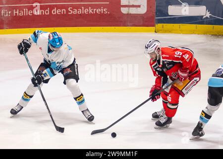 Halle, Deutschland. Dezember 2023. Halle, Deutschland 28. Dezember 2023: Eishockey Oberliga Nord - 2023/2024 - 26. Sp. - MEC Halle-Saale Bulls vs. KSW Icefighters Leipzig v. li. im Zweikampf Sebastian Moberg (Leipzig) und Georgiy Saakyan (Halle) Credit: dpa/Alamy Live News Stockfoto