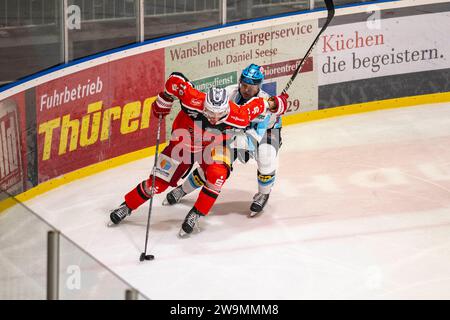 Halle, Deutschland. Dezember 2023. Halle, Deutschland 28. Dezember 2023: Eishockey Oberliga Nord - 2023/2024 - 26. Sp. - MEC Halle-Saale Bulls vs. KSW Icefighters Leipzig v. li. im Zweikampf Sergej Stas (Halle) und Robin Thalmeier (Leipzig) Credit: dpa/Alamy Live News Stockfoto