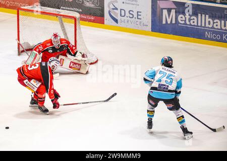 Halle, Deutschland. Dezember 2023. Halle, Deutschland 28. Dezember 2023: Eishockey Oberliga Nord - 2023/2024 - 26. Sp. - MEC Halle-Saale Bulls vs. KSW Icefighters Leipzig v.li. Torwart Timo Herden (Halle), Leon Fern (Halle) und Volkmann (Leipzig) Credit: dpa/Alamy Live News Stockfoto