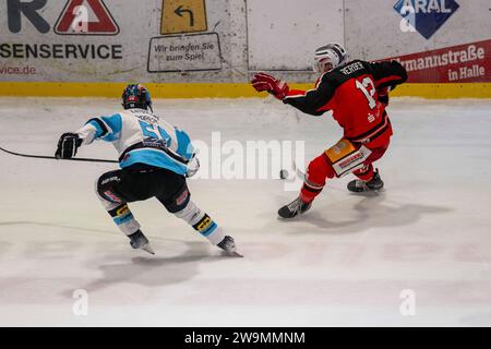 Halle, Deutschland. Dezember 2023. Halle, Deutschland 28. Dezember 2023: Eishockey Oberliga Nord - 2023/2024 - 26. Sp. - MEC Halle-Saale Bulls vs. KSW Icefighters Leipzig v.li.Sebastian Moberg (Leipzig) und Alex Berger (Halle) Credit: dpa/Alamy Live News Stockfoto