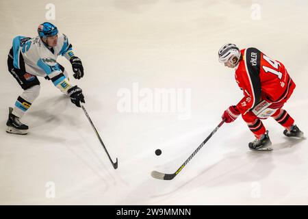 Halle, Deutschland. Dezember 2023. Halle, Deutschland 28. Dezember 2023: Eishockey Oberliga Nord - 2023/2024 - 26. Sp. - MEC Halle-Saale Bulls vs. KSW Icefighters Leipzig v. li. im Zweikampf Walther Klaus (Leipzig) und Leon Köhler/Köhler (Halle) Credit: dpa/Alamy Live News Stockfoto