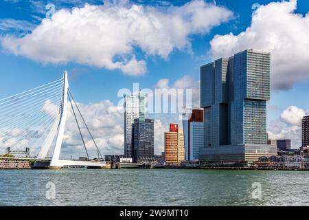 Wolkenkratzer des Bezirks Kop van Zuid am Fluss Nieuwe Maas in Rotterdam, Niederlande, die von der Erasmus-Brücke bedient werden. Stockfoto