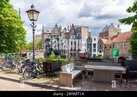 Das historische Viertel Delfshaven in Rotterdam, Niederlande, ist bekannt für seine mittelalterlichen Stadthäuser und seine Straßencafés und Restaurants. Stockfoto