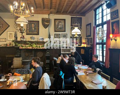 In einer ruhigen Straße in der Nähe des Zentrums von Brügge, Belgien, könnte ein Fußgänger sogar das Cafe Vlissinghe verpassen, auf einem Foto vom 21. Dezember 2023. Aber wer den Eingang zum kleinen Café in der Blekersstraat entdeckt, wird sich auf eine Reise in die Vergangenheit begeben. Das Café ist die älteste Einrichtung dieser Art in Brügge und eines der ältesten der Welt. Sie ist seit 1515 in Betrieb, laut Aufzeichnungen des Rathauses. So feierte sie vor kurzem ihren 500. Jahrestag und hat, wie die Einheimischen sagen, Kriege und Revolutionen überlebt. In der Vergangenheit wurde es von berühmten Künstlern wie dem Flämischen besucht Stockfoto