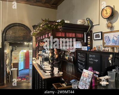 In einer ruhigen Straße in der Nähe des Zentrums von Brügge, Belgien, könnte ein Fußgänger sogar das Cafe Vlissinghe verpassen, auf einem Foto vom 21. Dezember 2023. Aber wer den Eingang zum kleinen Café in der Blekersstraat entdeckt, wird sich auf eine Reise in die Vergangenheit begeben. Das Café ist die älteste Einrichtung dieser Art in Brügge und eines der ältesten der Welt. Sie ist seit 1515 in Betrieb, laut Aufzeichnungen des Rathauses. So feierte sie vor kurzem ihren 500. Jahrestag und hat, wie die Einheimischen sagen, Kriege und Revolutionen überlebt. In der Vergangenheit wurde es von berühmten Künstlern wie dem Flämischen besucht Stockfoto