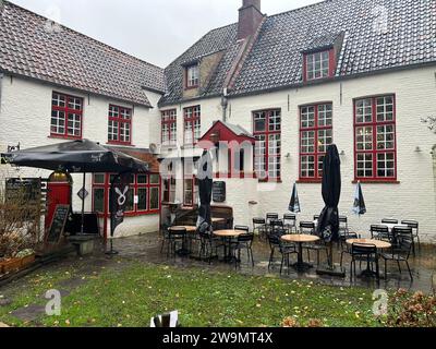 In einer ruhigen Straße in der Nähe des Zentrums von Brügge, Belgien, könnte ein Fußgänger sogar das Cafe Vlissinghe verpassen, auf einem Foto vom 21. Dezember 2023. Aber wer den Eingang zum kleinen Café in der Blekersstraat entdeckt, wird sich auf eine Reise in die Vergangenheit begeben. Das Café ist die älteste Einrichtung dieser Art in Brügge und eines der ältesten der Welt. Sie ist seit 1515 in Betrieb, laut Aufzeichnungen des Rathauses. So feierte sie vor kurzem ihren 500. Jahrestag und hat, wie die Einheimischen sagen, Kriege und Revolutionen überlebt. In der Vergangenheit wurde es von berühmten Künstlern wie dem Flämischen besucht Stockfoto