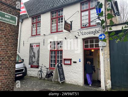 In einer ruhigen Straße in der Nähe des Zentrums von Brügge, Belgien, könnte ein Fußgänger sogar das Cafe Vlissinghe verpassen, auf einem Foto vom 21. Dezember 2023. Aber wer den Eingang zum kleinen Café in der Blekersstraat entdeckt, wird sich auf eine Reise in die Vergangenheit begeben. Das Café ist die älteste Einrichtung dieser Art in Brügge und eines der ältesten der Welt. Sie ist seit 1515 in Betrieb, laut Aufzeichnungen des Rathauses. So feierte sie vor kurzem ihren 500. Jahrestag und hat, wie die Einheimischen sagen, Kriege und Revolutionen überlebt. In der Vergangenheit wurde es von berühmten Künstlern wie dem Flämischen besucht Stockfoto