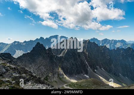 Herrlicher Blick vom Sedielko-Gebirge vorbei an der Hohen Tatra in der Slowakei an einem schönen Sommertag Stockfoto