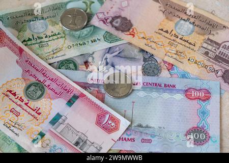 Verschiedene Hintergründe für Banknoten und Münzen der Vereinigten Arabischen Emirate Stockfoto