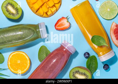 Grüner, orangefarbener und roter Smoothie in Portionsflaschen, Mix aus farbenfrohem, gesundem Smoothie oder Saftgetränken verschiedener Früchte: Orange, Grapefruit, Limette, k Stockfoto