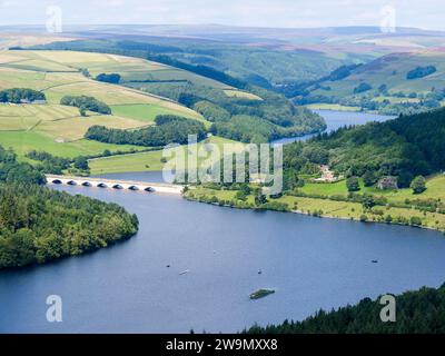 Hochwinkelblick auf das Bogenbrücke-Viadukt über das Ladybower Reservoir oder den See im Peak District National Park in Großbritannien an einem schönen Sommertag. Stockfoto