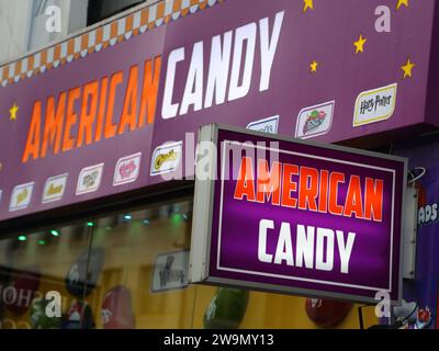 Logo über einem American Candy Store im Zentrum von London, Großbritannien Stockfoto