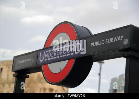 U-Bahn-Schild am Eingang zur Charing Cross Station, London, Großbritannien Stockfoto