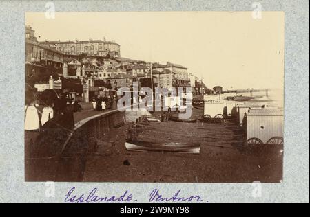 Blick auf den Boulevard und den Strand von Ventnor, 1889 Foto dieses Foto ist Teil eines Albums. Ventnor baryta Papier. Pappstraße, Boulevard, Promenade, Esplanade. Stadtblick im Allgemeinen; „Veduta“. Beach Ventnor Stockfoto