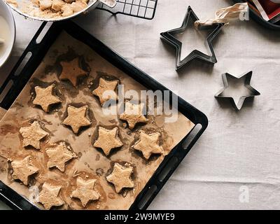 Nahaufnahme von hausgemachten Lebkuchenstern-Keksen auf einem Backblech Stockfoto