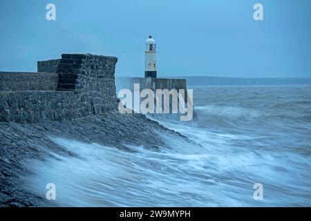 Porthcawl, Großbritannien. Dezember 2023. Sturm Gerrit schlägt heute Morgen in Porthcawl an der Südwales Küste ein, da das stürmische Dezemberwetter in ganz Großbritannien weiterhin Chaos anrichtet. Quelle: Phil Rees/Alamy Live News Stockfoto