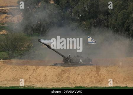 Eine israelische Artillerieeinheit feuert am 27. Dezember 2023 an der Grenze zu Gaza in den südlichen Gazastreifen, während die Kämpfe zwischen Israel und der militanten Gruppe Hamas fortgesetzt werden. Stockfoto