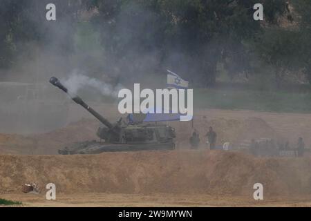 Eine israelische Artillerieeinheit feuert am 27. Dezember 2023 an der Grenze zu Gaza in den südlichen Gazastreifen, während die Kämpfe zwischen Israel und der militanten Gruppe Hamas fortgesetzt werden. Stockfoto