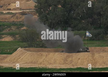 Eine israelische Artillerieeinheit feuert am 27. Dezember 2023 an der Grenze zu Gaza in den südlichen Gazastreifen, während die Kämpfe zwischen Israel und der militanten Gruppe Hamas fortgesetzt werden. Stockfoto