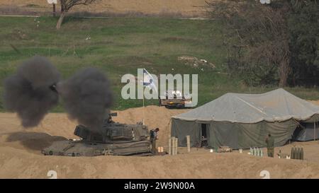 Eine israelische Artillerieeinheit feuert am 27. Dezember 2023 an der Grenze zu Gaza in den südlichen Gazastreifen, während die Kämpfe zwischen Israel und der militanten Gruppe Hamas fortgesetzt werden. Stockfoto