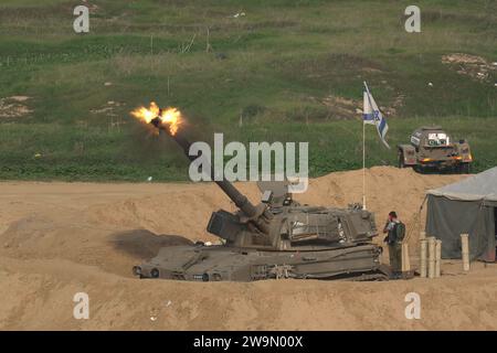 Eine israelische Artillerieeinheit feuert am 27. Dezember 2023 an der Grenze zu Gaza in den südlichen Gazastreifen, während die Kämpfe zwischen Israel und der militanten Gruppe Hamas fortgesetzt werden. Stockfoto