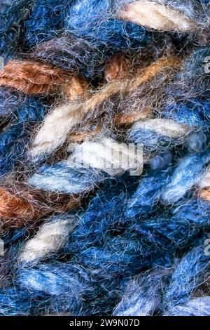 Große Schlaufen auf blauem Wollgestrick, Hintergrund oder Textur Stockfoto