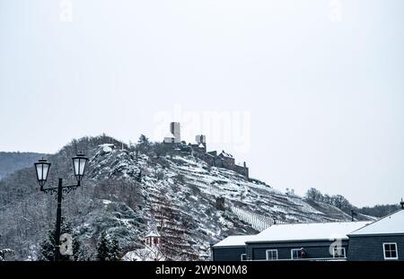 Winterwunderland auf der Burg Thurant in den Weinbergen der Mosel eingebettet in die Hügel über der Mosel Deutschland Stadt Alken Stockfoto