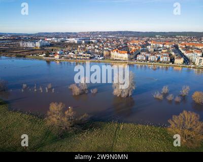 Hochwasser in Dresden durch die starken Niederschläge in Form von Schnee und Regen ist in Dresden die Alarmstufe 3 an der Elbe ausgerufen worden. Der Höchststand wird am 29.12.2023 mit 6,37 Meter erwartet. Die Elbe zwischen dem Ostragehege und Pieschen. Dresden Sachsen DEUTSCHLAND *** Hochwasser in Dresden aufgrund der starken Niederschläge in Form von Schnee und Regen, eine Warnstufe 3 wurde auf der Elbe in Dresden gemeldet. die Höchstgrenze wird voraussichtlich 6,37 Meter betragen am 29 12 2023 der Elbe zwischen Ostragehege und Pieschen Dresden Sachsen DEUTSCHLAND Hochwasser23 00277 Stockfoto