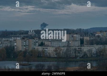 Novyi Rozdil, Lemberg, Ukraine. Dezember 2023. Der Rauch steigt durch den Raketenangriff in der Westukraine während eines massiven Raketenangriffs am Morgen des 12.2023. Russland feuerte 110 Raketen auf die Ukraine ab. Zugeschnittene Ansicht des sowjetischen Hochhauses (Foto: © Artur Abramiv/ZUMA Press Wire) NUR REDAKTIONELLE VERWENDUNG! Nicht für kommerzielle ZWECKE! Stockfoto