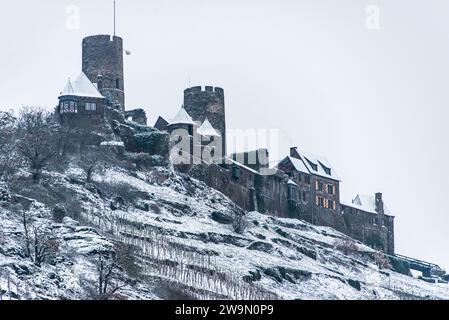 Winterwunderland auf der Burg Thurant in den Weinbergen der Mosel eingebettet in die Hügel über der Mosel Deutschland Stadt Alken Stockfoto