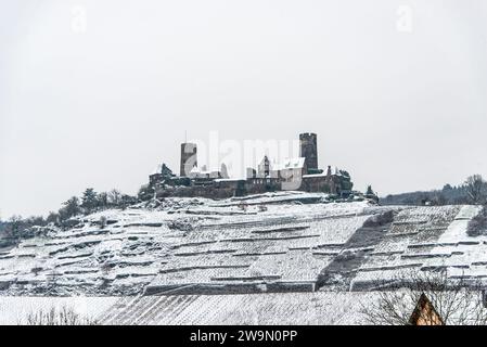 Winterwunderland auf der Burg Thurant in den Weinbergen der Mosel eingebettet in die Hügel über der Mosel Deutschland Stadt Alken Stockfoto