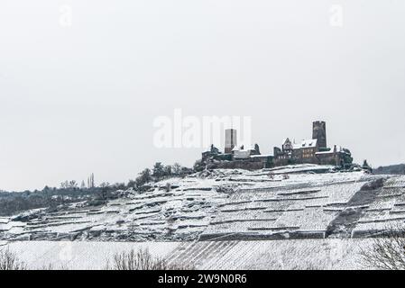 Winterwunderland auf der Burg Thurant in den Weinbergen der Mosel eingebettet in die Hügel über der Mosel Deutschland Stadt Alken Stockfoto