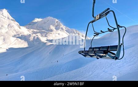 Leerer Sessellift in wunderschönen verschneiten Bergen in einem Skigebiet in Tarentaise frankreich Stockfoto