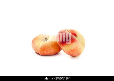 Zwei reife chinesische flache Pfirsichfrüchte oder saturn-Pfirsiche mit weichem Schatten isoliert auf weißem Hintergrund mit Schnittpfad. Stockfoto
