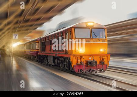 Dieselzuglokomotive fährt vom Bahnhof ab Geschwindigkeit Bewegungsunschärfe. Stockfoto