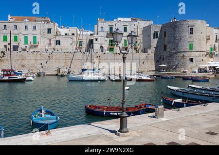 GIOVINAZZO, ITALIEN, 10. JULI 2022 - Blick auf das Fischerdorf Giovinazzo, Provinz Bari, Apulien, Italien Stockfoto