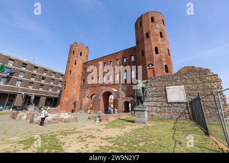 TURIN, ITALIEN, 11. APRIL 2023 - Blick auf das Palatintor von Turin (Turin), Italien Stockfoto