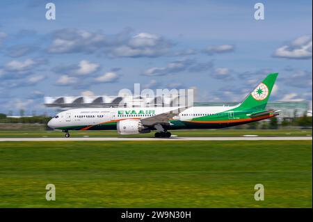 München, Deutschland - 2. September. 2023 : die EVA Air Boeing 787-9 Dreamliner mit der Flugzeugnummer B-17881 startet auf der Südbahn 26L o Stockfoto