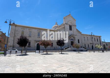 GIOVINAZZO, ITALIEN, 10. JULI 2022 - Blick auf die Kirche Saint Domenico in Giovinazzo. Provinz Bari, Apulien Italien Stockfoto